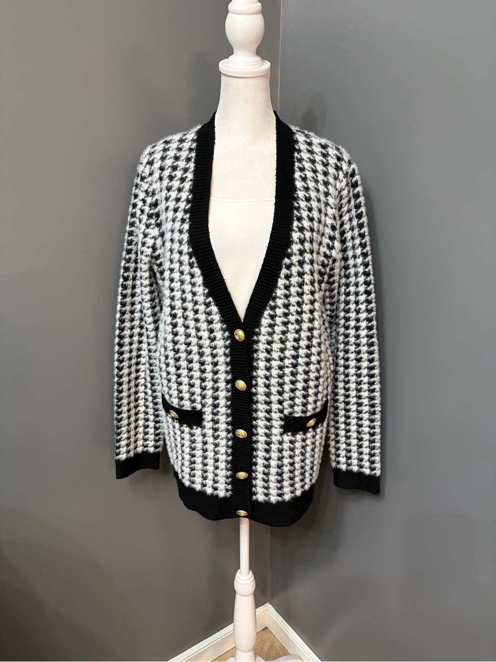 Tahari Houndstooth Eyelash Knit Cardigan Gold Button Old Money Chic Cozy Soft M